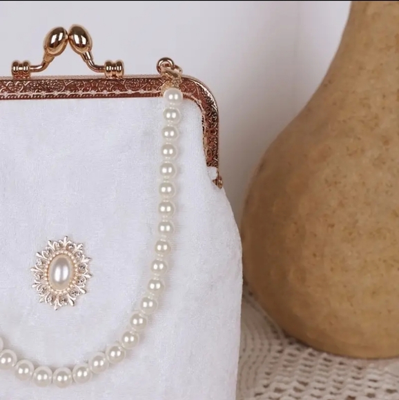 Faux pearl chain, hand/wristlet length. - Picture 2 of 6